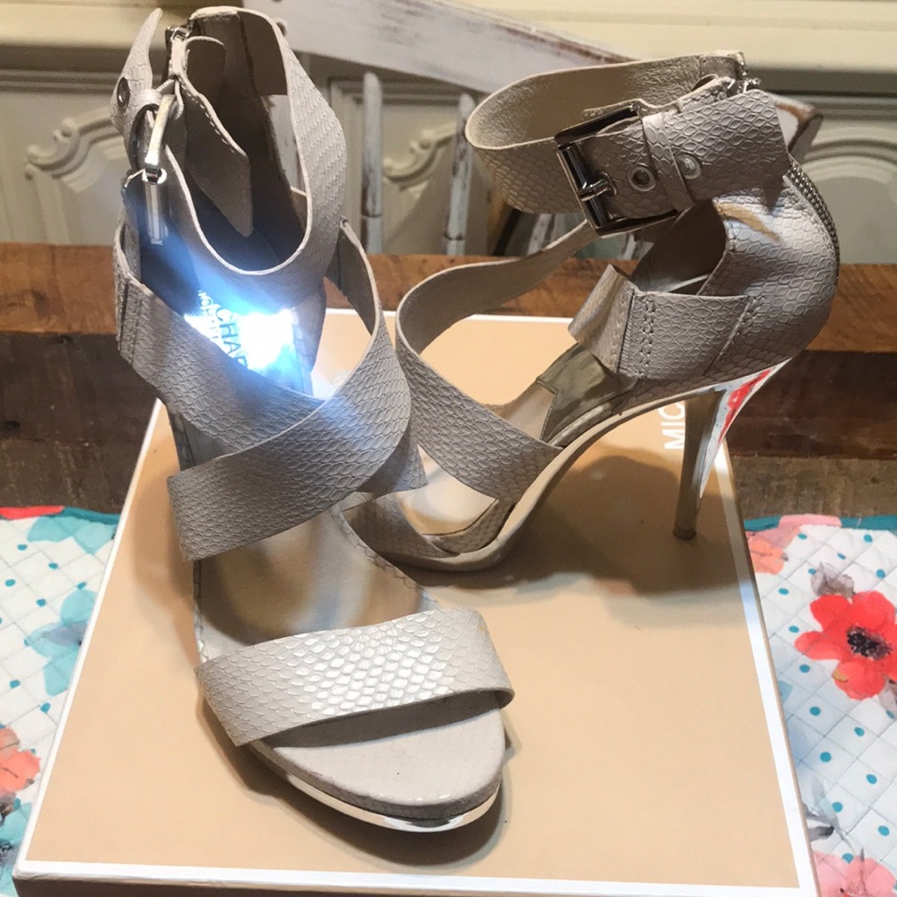 Michael Kors embossed leather Toni sandal size:9.5